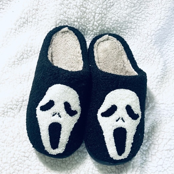 👻NWT Ghost Face Fleece Slippers – Scream Movie Lovers – Size US 7-7.5 Halloween - Picture 2 of 9